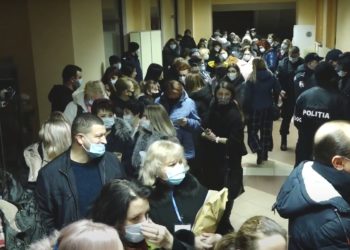 Reprezentanții secțiilor de vot au făcut coadă la CECE Bălți pentru a restituit buletinele de vot