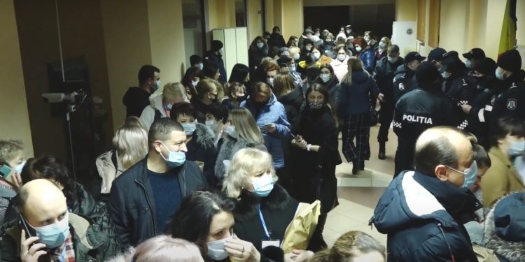 Reprezentanții secțiilor de vot au făcut coadă la CECE Bălți pentru a restituit buletinele de vot