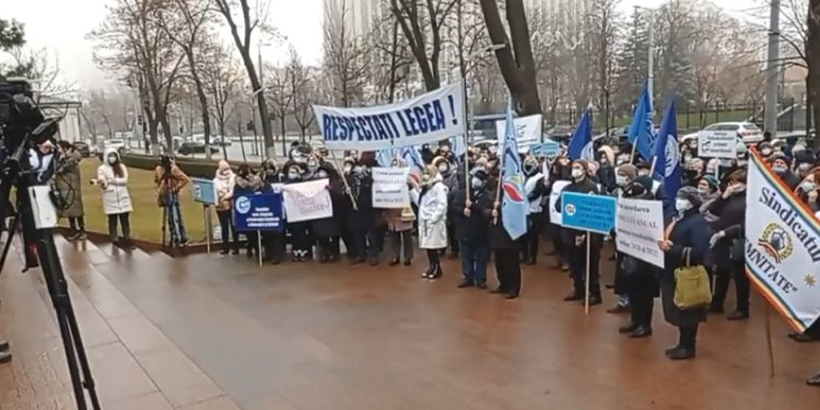У здания парламента профсоюзы вышли на акцию протеста