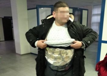 Двое мужчин пытались провезти на себе в Молдову банки с красной икрой