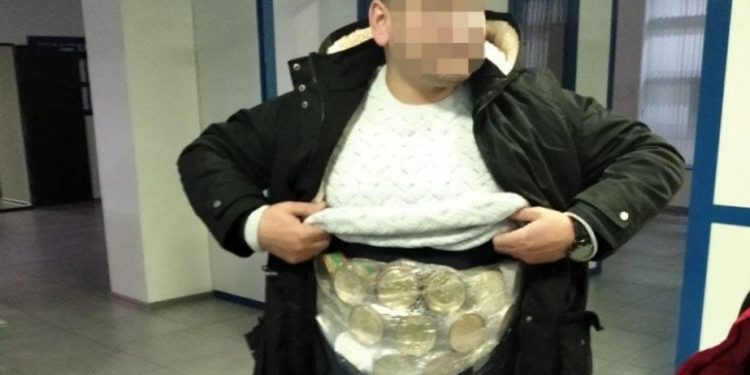 Двое мужчин пытались провезти на себе в Молдову банки с красной икрой