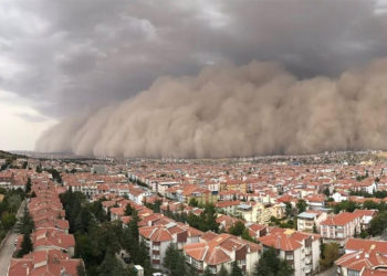 Летающие крыши и перевернутые машины: разрушительный ураган в Турции | VIDEO