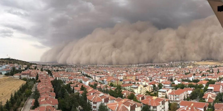 Летающие крыши и перевернутые машины: разрушительный ураган в Турции | VIDEO