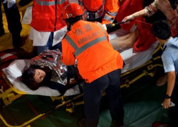 При пожаре в ТЦ Гонконга пострадали 8 человек, еще 300 заблокированы в здании