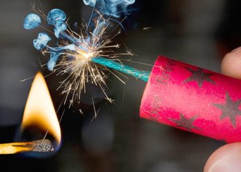 Накануне праздников спасатели напомнили об опасности использования пиротехники