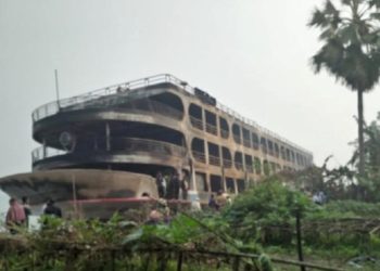 При пожаре на пароме в Бангладеш погибли не менее 30 человек