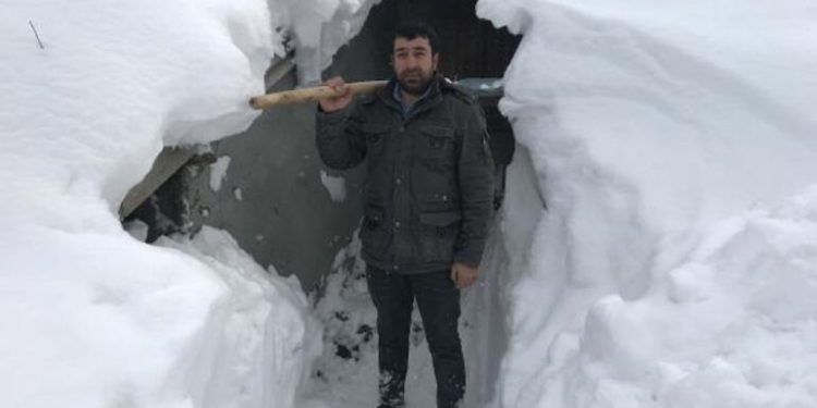 В Турции горные села засыпало снегом по крыши