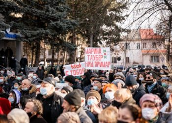 Protest de amploare la Bălți! Oamenii protestează în fața Judecătoriei și cer dreptate pentru Marina Tauber