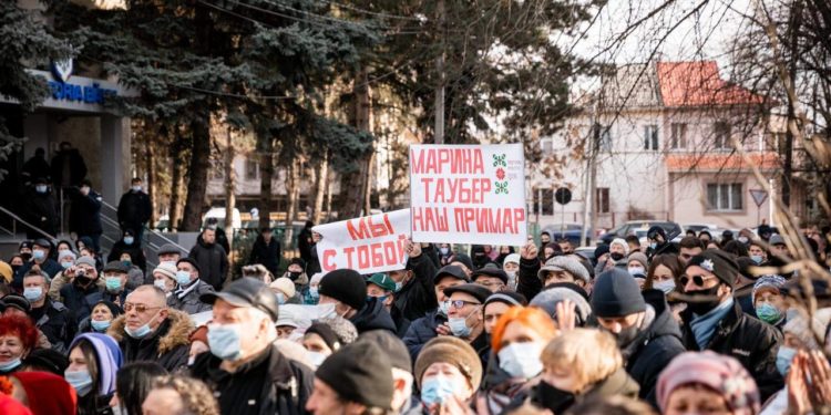 Protest de amploare la Bălți! Oamenii protestează în fața Judecătoriei și cer dreptate pentru Marina Tauber
