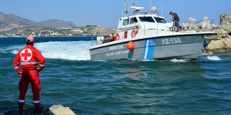 При крушении судна с мигрантами у берегов Греции погибли 11 человек