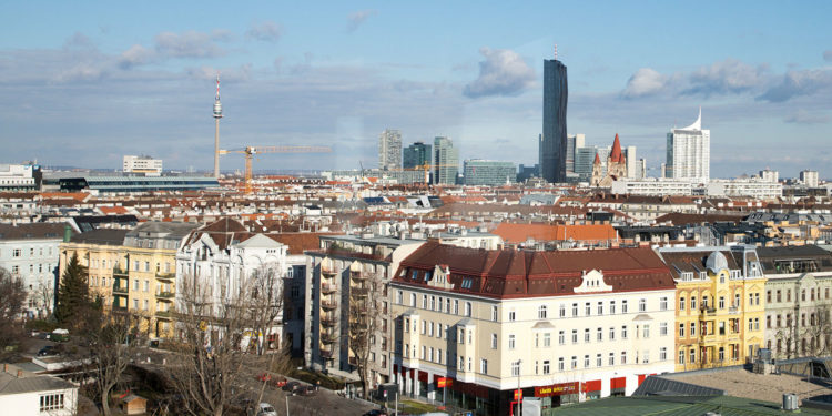 Тысячи человек протестуют в Вене против ограничительных мер из-за COVID-19