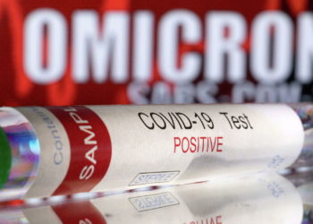 Вирусолог заявил, что омикрон-штамм имеет искусственное происхождение