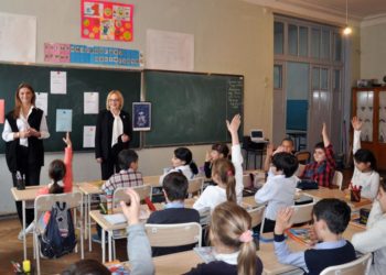 Guvernul pregătește amenzi de până la 5000 de lei pentru părinții care colectează taxe ilegale în școli și grădinițe