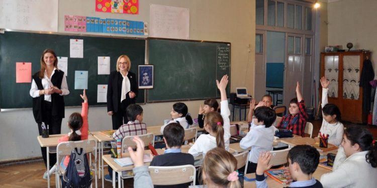 Guvernul pregătește amenzi de până la 5000 de lei pentru părinții care colectează taxe ilegale în școli și grădinițe