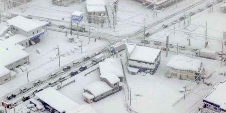 На Японию обрушились рекордные снегопады