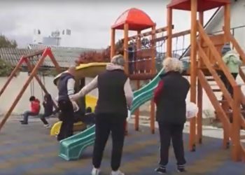 Grație consilierilor Partidului „ȘOR”, un teren lăsat în paragină din centrul capitalei s-a transformat într-un minunat teren de joacă | VIDEO