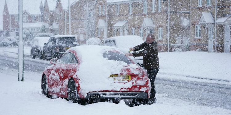 Iarna își arată forța: Vin troiene și ninsori, iar până dimineață se va forma ghețuș