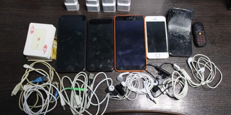 Alcool, telefoane și cărți de joc: Zeci de obiecte interzise depistate în urma unor percheziții în mai multe penitenciare | FOTO