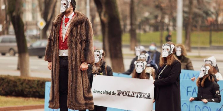 „Venim să facem bine. Vrem o altfel de politika”. Protest mascat în fața Parlamentului