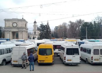 „Au preluat ilegal o cursă Chișinău-București”. Transportatorii care protestează în PMAN acuză Ministerul Infrastructurii și ANTA de atacuri „raider” | VIDEO