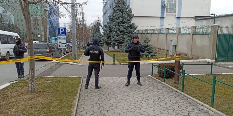 Alertă cu bombă la Judecătoria Buiucani. Apelantul a anunțat că în instituție se află mai multe obiecte explozive