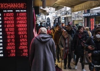 Турецкая лира обвалилась до нового минимума