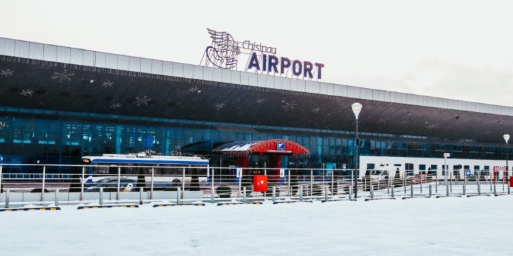 De astăzi este permis accesul în incinta Aeroportului Internațional Chișinău pentru însoţitorii călătorilor. Condiție