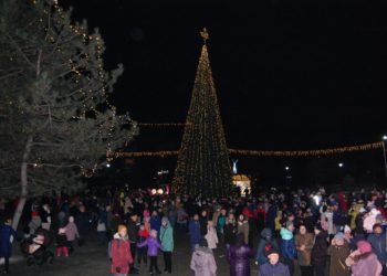 Poveste de iarnă în Taraclia: a fost deschis Târgul de Crăciun, sub privirile a sute de locuitori și oaspeți ai orașului | VIDEO