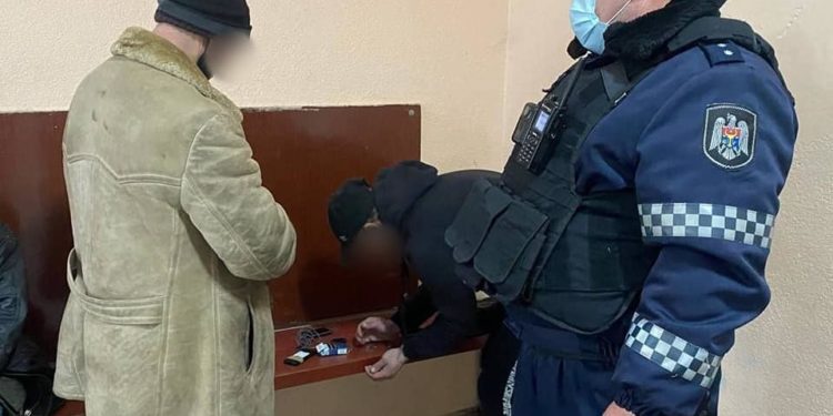 Bărbat cu buzunarele pline cu droguri, reținut pe o stradă din capitală