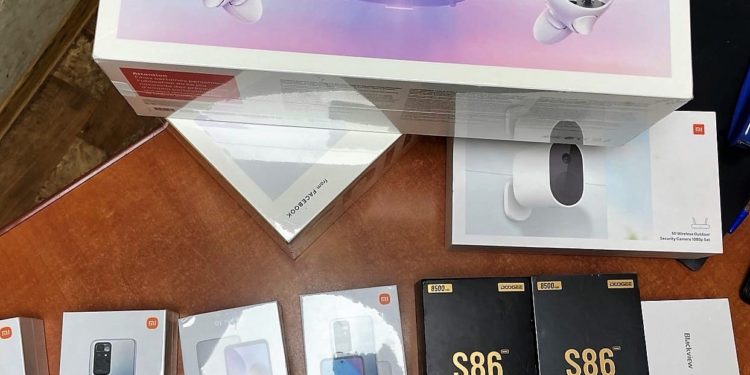 13 cazuri d trafic ilegal cu bunuri: Haine, produse cosmetice, telefoane mobile și alte mărfuri, confiscate de vameși | FOTO