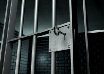 Cei trei minori bănuiți că au ucis cu bestialitate un om al străzii, în centrul capitalei, vor sta încă 30 de zile după gratii | VIDEO