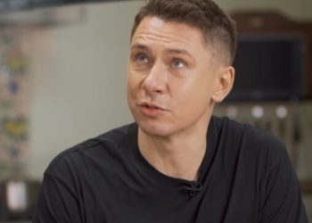 Российского юмориста Тимура Батрутдинова госпитализировали с 50-процентным поражением легких