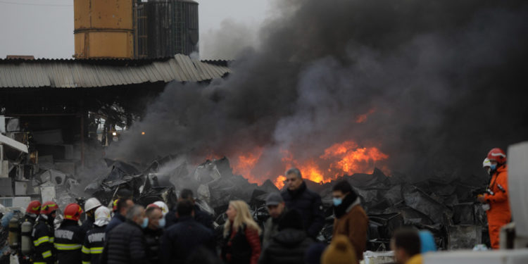 Incendiu violent lângă București. Arde un depozit de materiale reciclabile