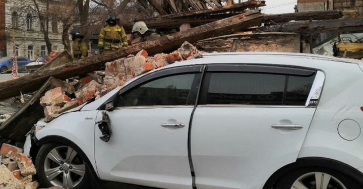 Rusia: Momentul prăbușirii unui perete peste două mașini. Sunt răniți | VIDEO