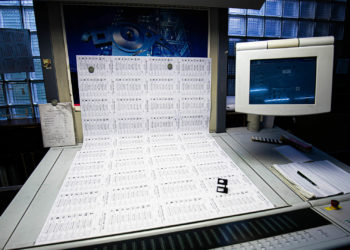 A început tipărirea buletinelor de vot pentru turul doi al alegerilor locale noi. Jurnaliştii prezenţi nu au avut voie să vadă şi să filmeze buletinele | VIDEO