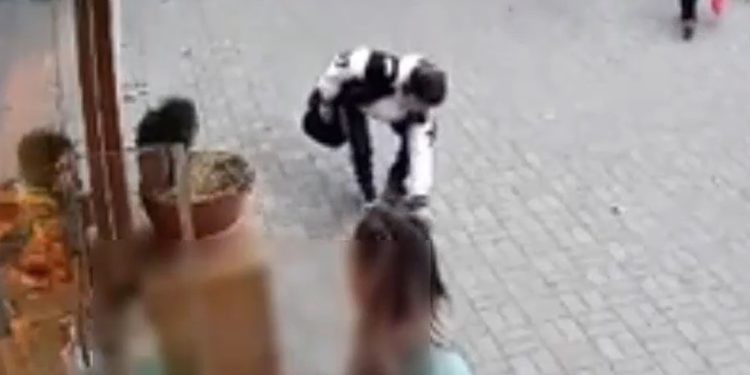 Dacă în recunoști, anunță Poliția. Pentru ce este căutat tânărul din imagini | VIDEO