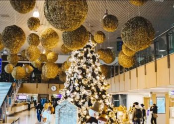 Lacrimi de bucurie și revederi emoționante, surprinse pe Aeroportul din Chișinău: Sute de moldoveni vin în ospeție acasă de sărbători, însă nu au de gând să rămână în țară | VIDEO