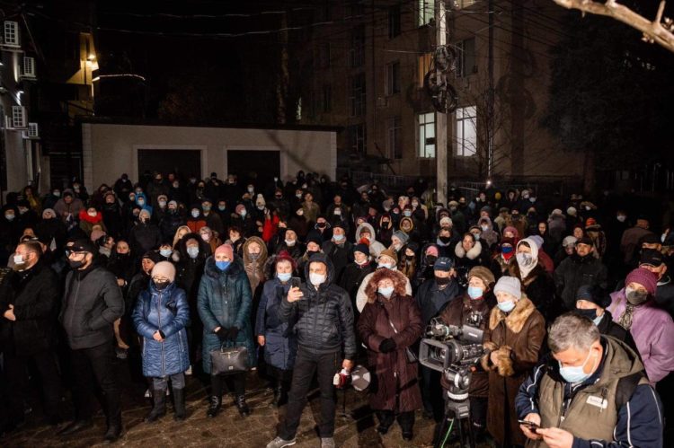 Тысячи людей продолжают протестовать в Бельцах в поддержку Марины Таубер | FOTO