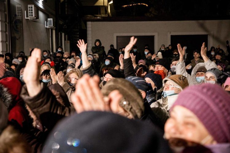 Тысячи людей продолжают протестовать в Бельцах в поддержку Марины Таубер | FOTO