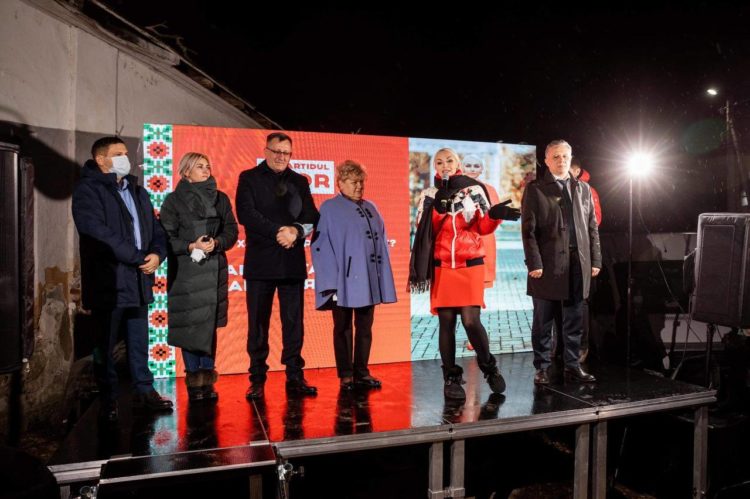 Тысячи людей продолжают протестовать в Бельцах в поддержку Марины Таубер | FOTO