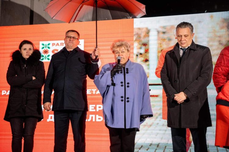 Тысячи людей продолжают протестовать в Бельцах в поддержку Марины Таубер | FOTO