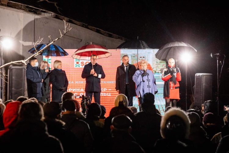 Тысячи людей продолжают протестовать в Бельцах в поддержку Марины Таубер | FOTO