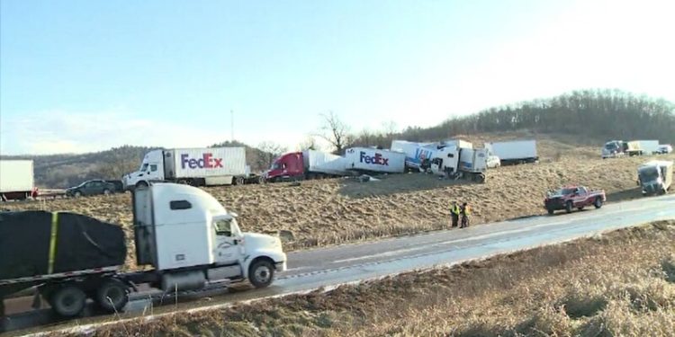 Dezastru pe o autostradă din SUA. Peste 100 de vehicule implicate în accidente în lanț pe o distanță de 40 de kilometri | VIDEO