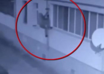 Hoți prinși în timp ce voiau să spargă un apartament: Ar fi furat din cel puțin 25 de locuințe | VIDEO