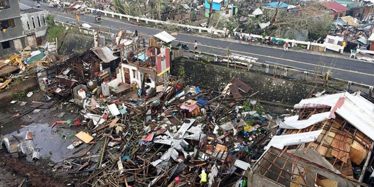 Жертвами тайфуна на Филиппинах стали 75 человек