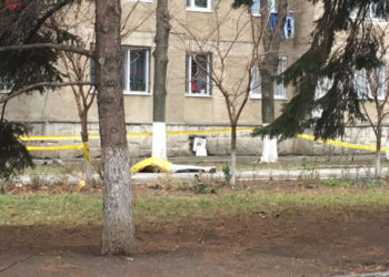 Detalii despre tragedie la Buiucani, unde o tânără a căzut în gol. Vecinii susțin că astfel de nenorociri se întâmplă des în regiune | VIDEO