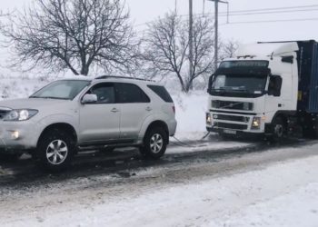 Deși autoritățile anunță că toate drumurile din țară și capitală sunt practicabile, unii șoferi s-au pomenit și azi blocați în nămeți | VIDEO