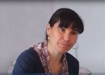 Stropită cu benzină și gonită prin sat cu tractorul: Aflați povestea cutremurătoare a unei mame cu trei copii, care timp de 13 ani a fost victima violenței propriului soț | VIDEO