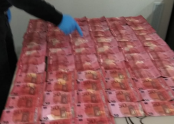 Bani falși, puși în circulație la Bălți. Zeci de mii de euro, găsiți în casa unuia dintre figuranți | VIDEO