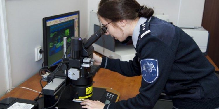 Trei moldoveni, surprinși la frontiera de stat cu certificate de vaccinare false. Cât ar fi costat un astfel de document?